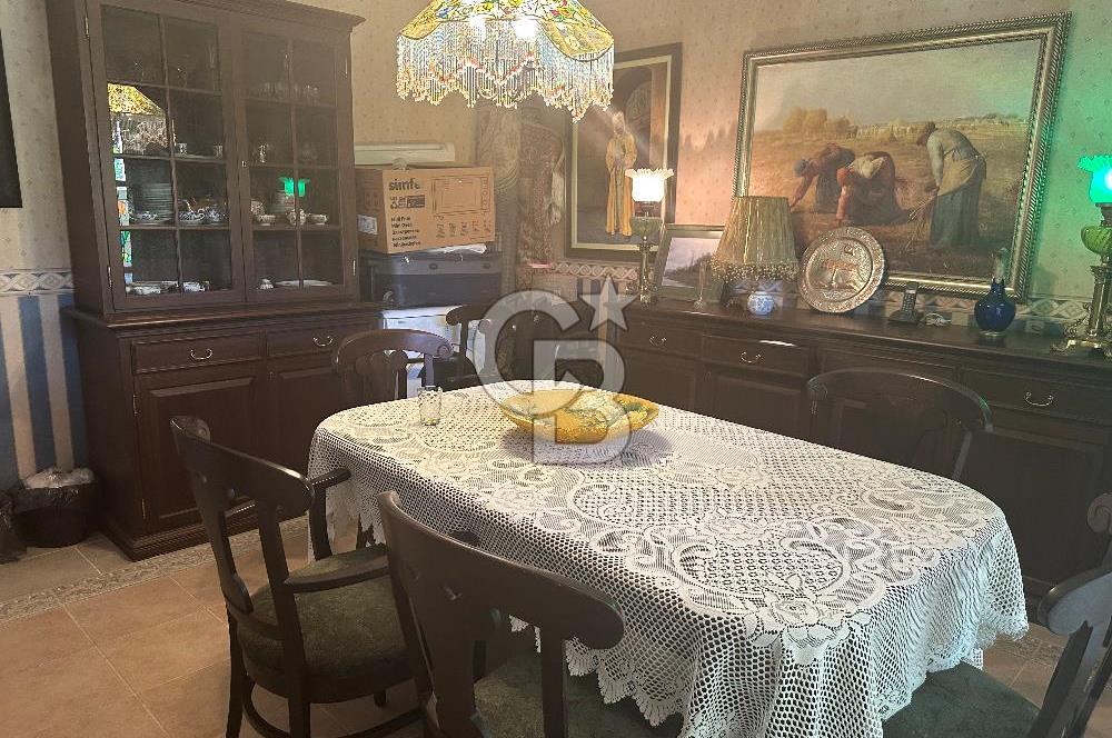 Büyükada da 1579 m2 Havuzlu Çam ve Deniz Manzaralı Satılık 6+1 Villa 