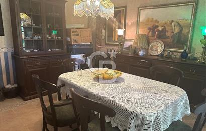 Büyükada da 1579 m2 Havuzlu Çam ve Deniz Manzaralı Satılık 6+1 Villa 