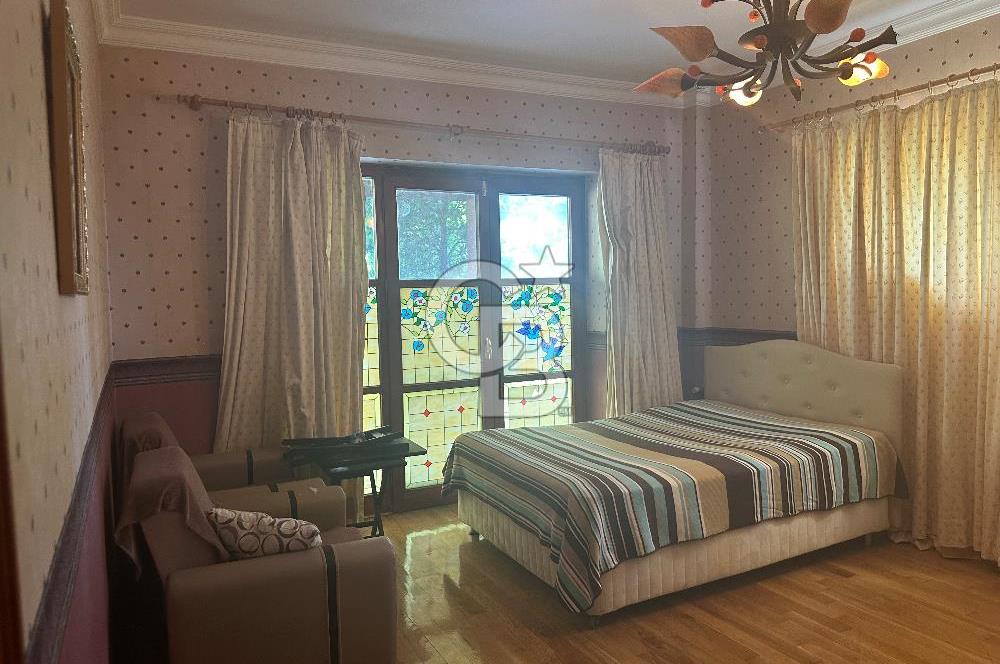 Büyükada da 1579 m2 Havuzlu Çam ve Deniz Manzaralı Satılık 6+1 Villa 