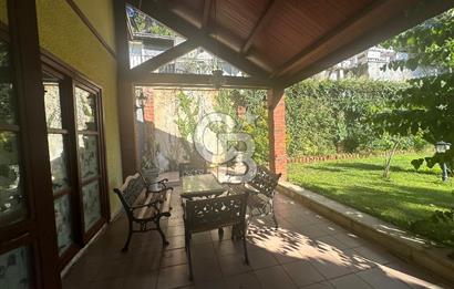 Büyükada da 1579 m2 Havuzlu Çam ve Deniz Manzaralı Satılık 6+1 Villa 