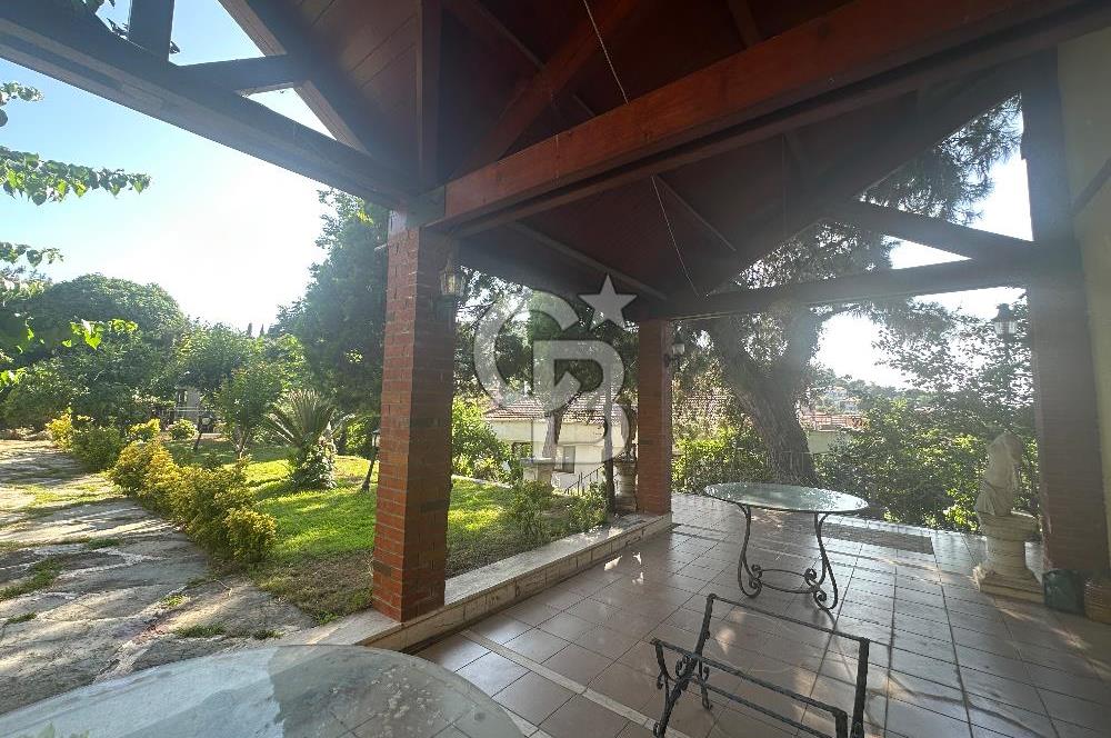Büyükada da 1579 m2 Havuzlu Çam ve Deniz Manzaralı Satılık 6+1 Villa 