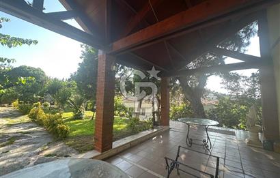 Büyükada da 1579 m2 Havuzlu Çam ve Deniz Manzaralı Satılık 6+1 Villa 