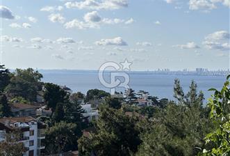 Büyükada da 1579 m2 Havuzlu Çam ve Deniz Manzaralı Satılık 6+1 Villa 