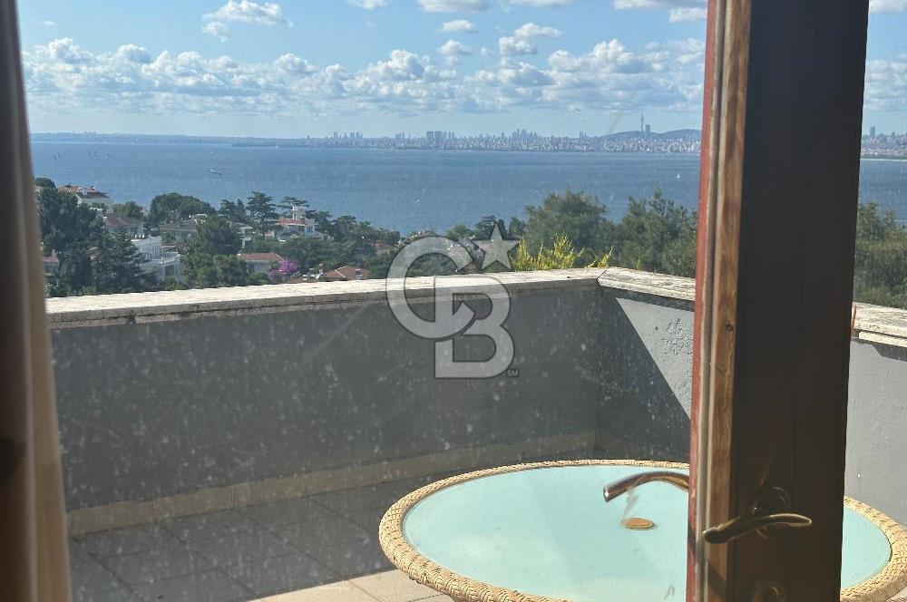 Büyükada da 1579 m2 Havuzlu Çam ve Deniz Manzaralı Satılık 6+1 Villa 