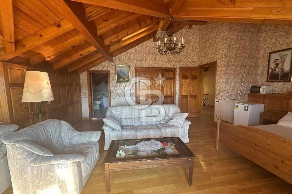 Büyükada da 1579 m2 Havuzlu Çam ve Deniz Manzaralı Satılık 6+1 Villa 