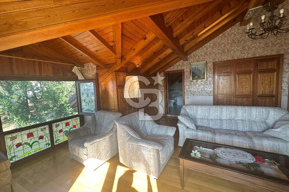 Büyükada da 1579 m2 Havuzlu Çam ve Deniz Manzaralı Satılık 6+1 Villa 