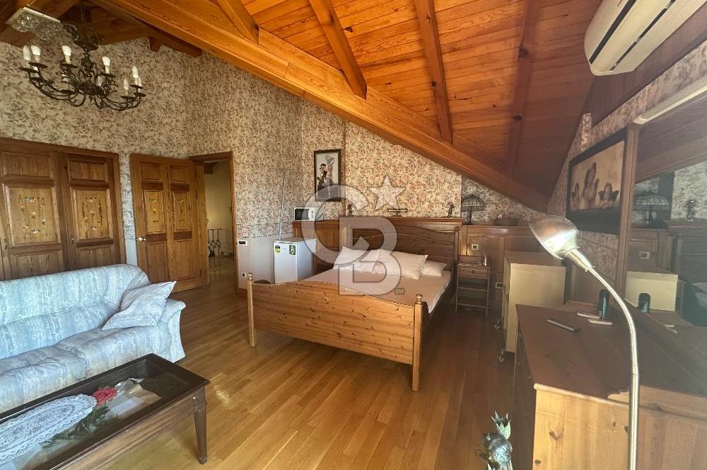 Büyükada da 1579 m2 Havuzlu Çam ve Deniz Manzaralı Satılık 6+1 Villa 