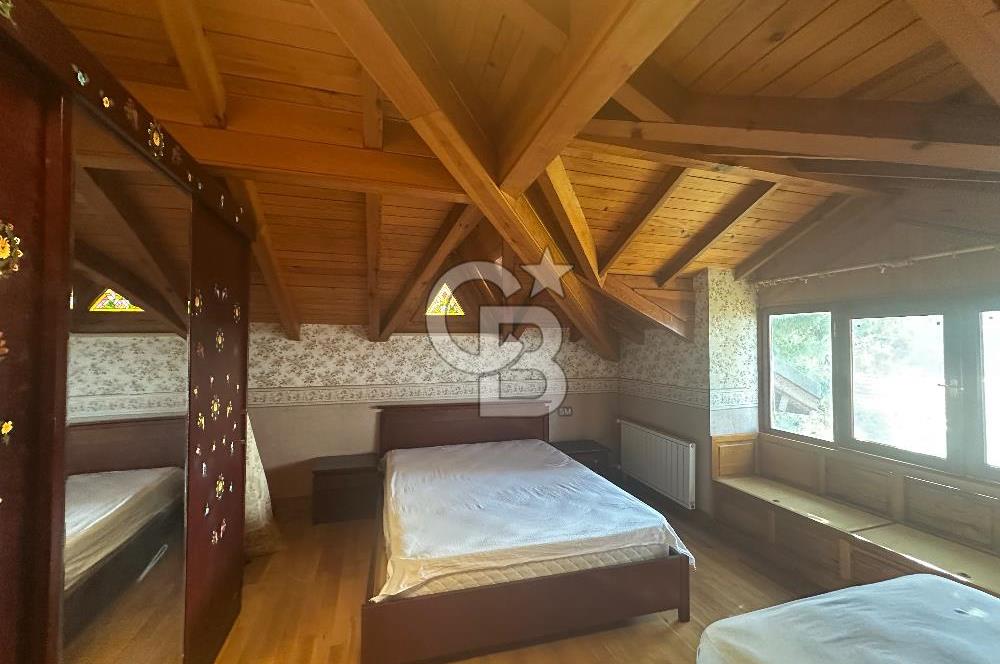 Büyükada da 1579 m2 Havuzlu Çam ve Deniz Manzaralı Satılık 6+1 Villa 