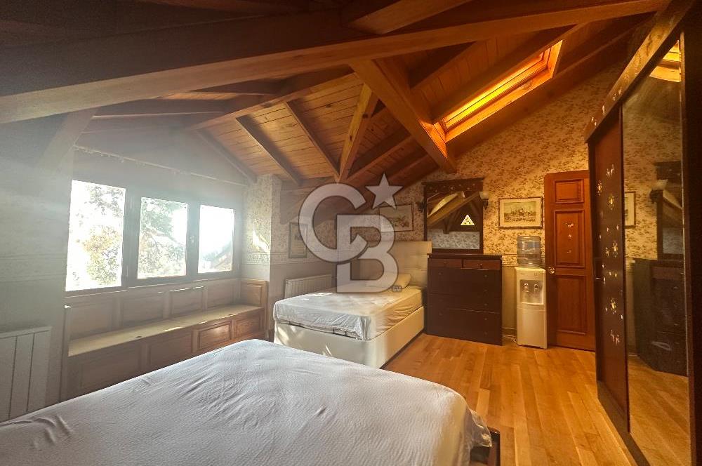 Büyükada da 1579 m2 Havuzlu Çam ve Deniz Manzaralı Satılık 6+1 Villa 