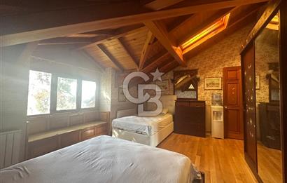 Büyükada da 1579 m2 Havuzlu Çam ve Deniz Manzaralı Satılık 6+1 Villa 