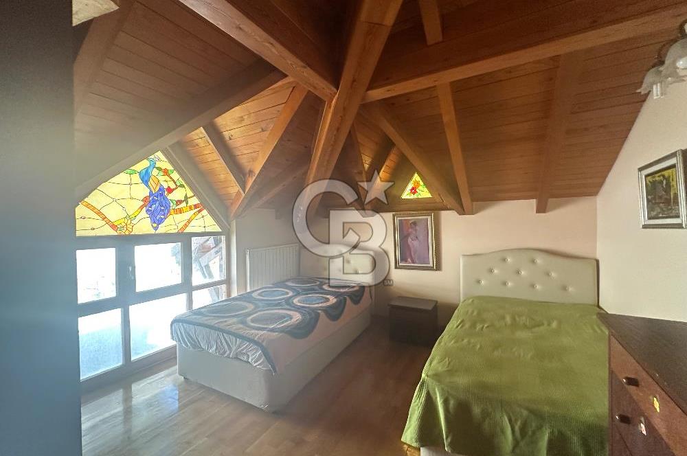 Büyükada da 1579 m2 Havuzlu Çam ve Deniz Manzaralı Satılık 6+1 Villa 