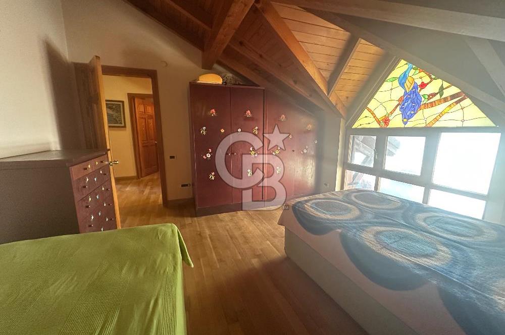 Büyükada da 1579 m2 Havuzlu Çam ve Deniz Manzaralı Satılık 6+1 Villa 