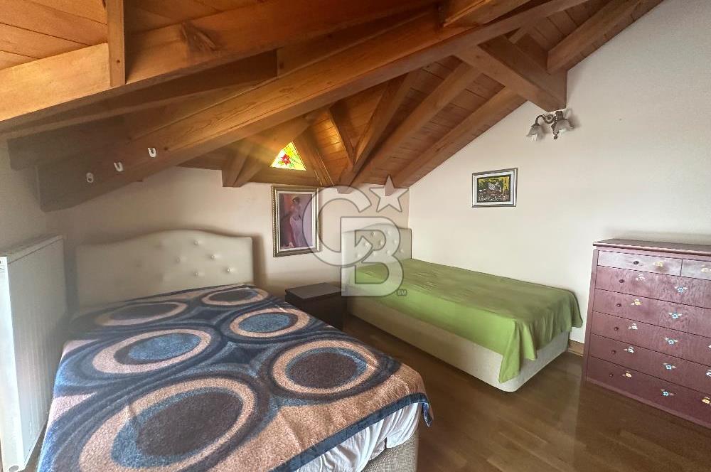 Büyükada da 1579 m2 Havuzlu Çam ve Deniz Manzaralı Satılık 6+1 Villa 