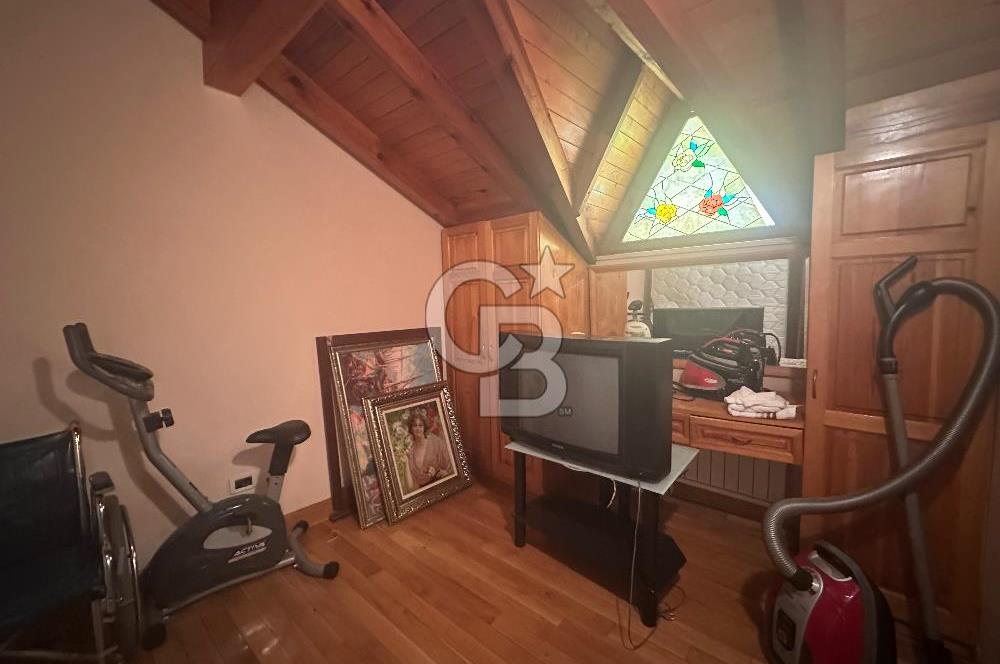 Büyükada da 1579 m2 Havuzlu Çam ve Deniz Manzaralı Satılık 6+1 Villa 