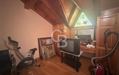 Büyükada da 1579 m2 Havuzlu Çam ve Deniz Manzaralı Satılık 6+1 Villa 