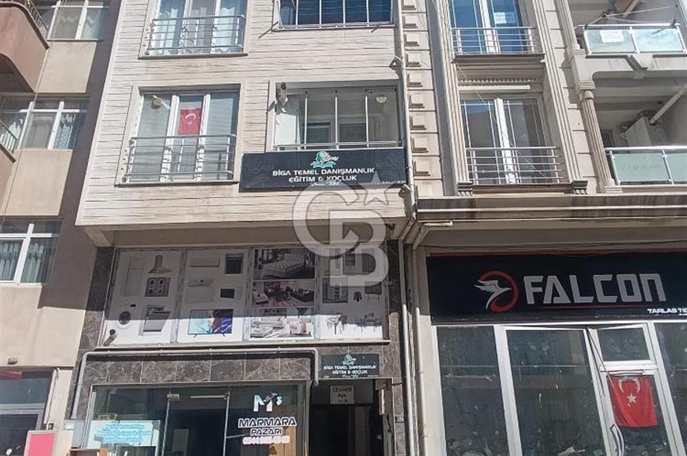 BİGA MERKEZDE 2+1 EŞYALI ARA KAT CADDE ÜZERİ KİRALIK DAİRE