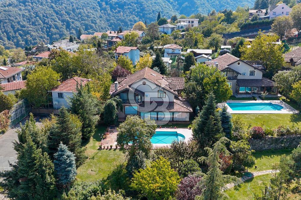 SAPANCA MAHMUDİYE'DE GÖL MANZARALI, HAVUZLU, MÜSTAKİL 5+1 VİLLA