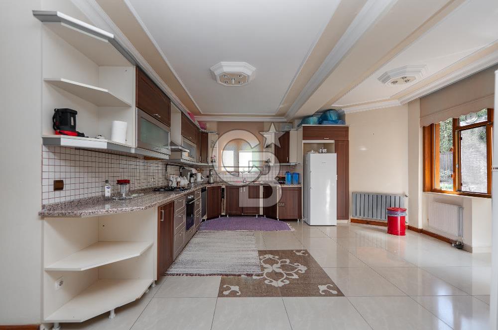 SAPANCA MAHMUDİYE'DE GÖL MANZARALI, HAVUZLU, MÜSTAKİL 5+1 VİLLA