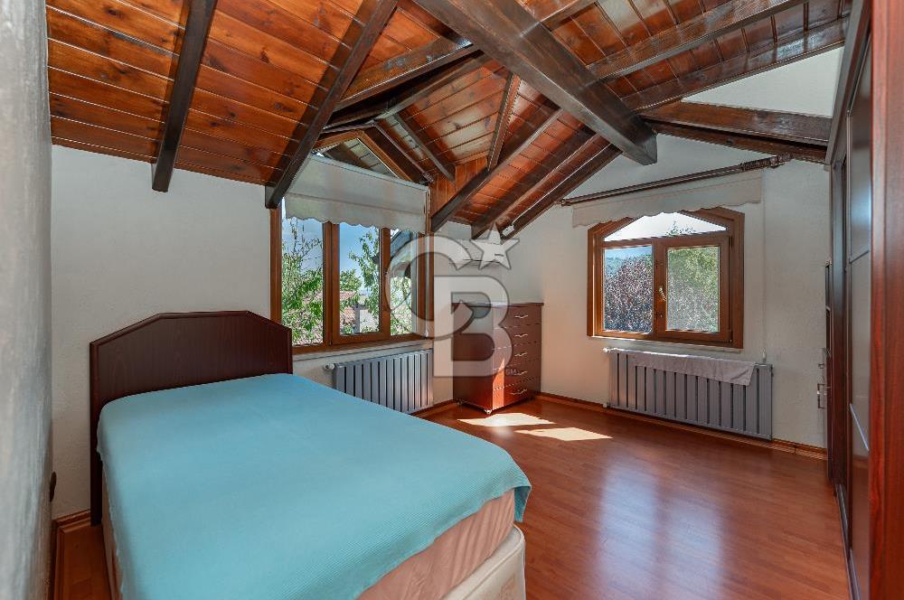 SAPANCA MAHMUDİYE'DE GÖL MANZARALI, HAVUZLU, MÜSTAKİL 5+1 VİLLA