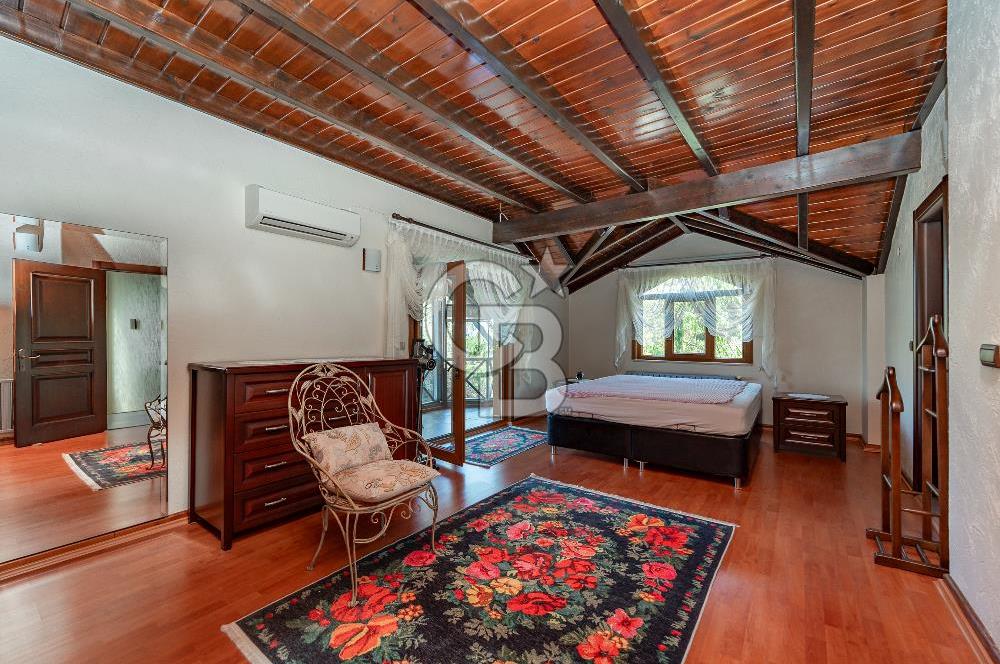 SAPANCA MAHMUDİYE'DE GÖL MANZARALI, HAVUZLU, MÜSTAKİL 5+1 VİLLA