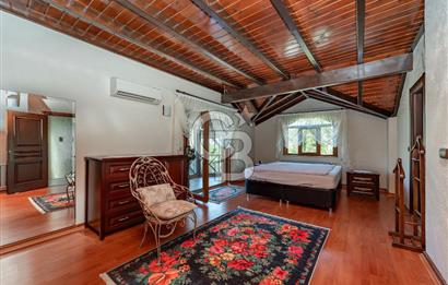 SAPANCA MAHMUDİYE'DE GÖL MANZARALI, HAVUZLU, MÜSTAKİL 5+1 VİLLA