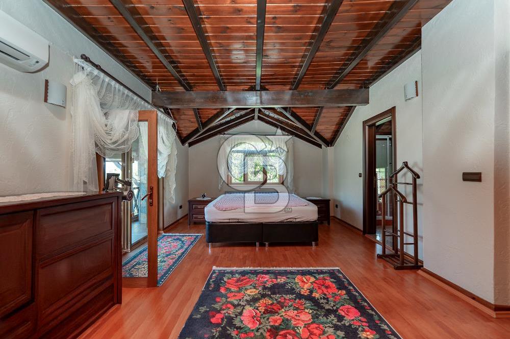 SAPANCA MAHMUDİYE'DE GÖL MANZARALI, HAVUZLU, MÜSTAKİL 5+1 VİLLA