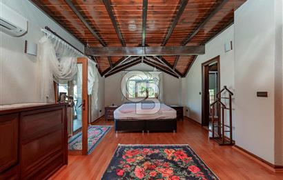 SAPANCA MAHMUDİYE'DE GÖL MANZARALI, HAVUZLU, MÜSTAKİL 5+1 VİLLA