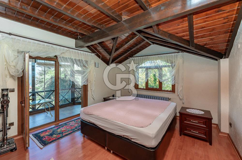 SAPANCA MAHMUDİYE'DE GÖL MANZARALI, HAVUZLU, MÜSTAKİL 5+1 VİLLA