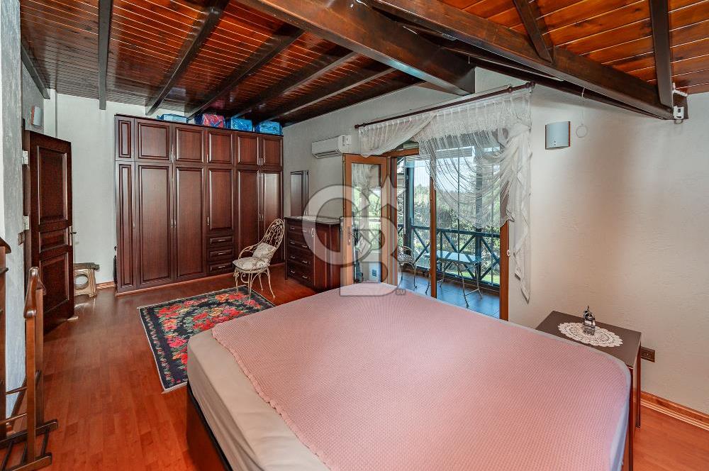 SAPANCA MAHMUDİYE'DE GÖL MANZARALI, HAVUZLU, MÜSTAKİL 5+1 VİLLA