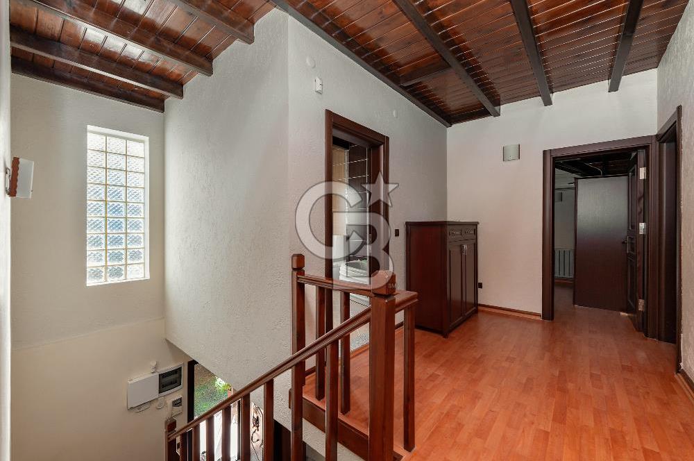 SAPANCA MAHMUDİYE'DE GÖL MANZARALI, HAVUZLU, MÜSTAKİL 5+1 VİLLA