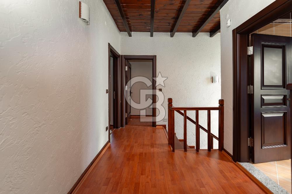 SAPANCA MAHMUDİYE'DE GÖL MANZARALI, HAVUZLU, MÜSTAKİL 5+1 VİLLA