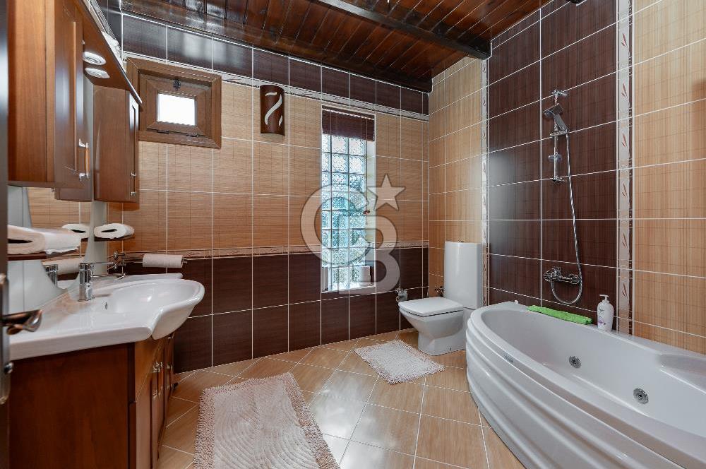 SAPANCA MAHMUDİYE'DE GÖL MANZARALI, HAVUZLU, MÜSTAKİL 5+1 VİLLA