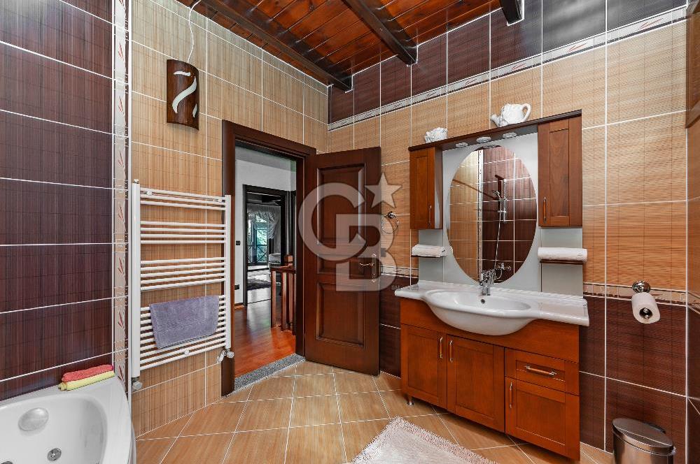 SAPANCA MAHMUDİYE'DE GÖL MANZARALI, HAVUZLU, MÜSTAKİL 5+1 VİLLA