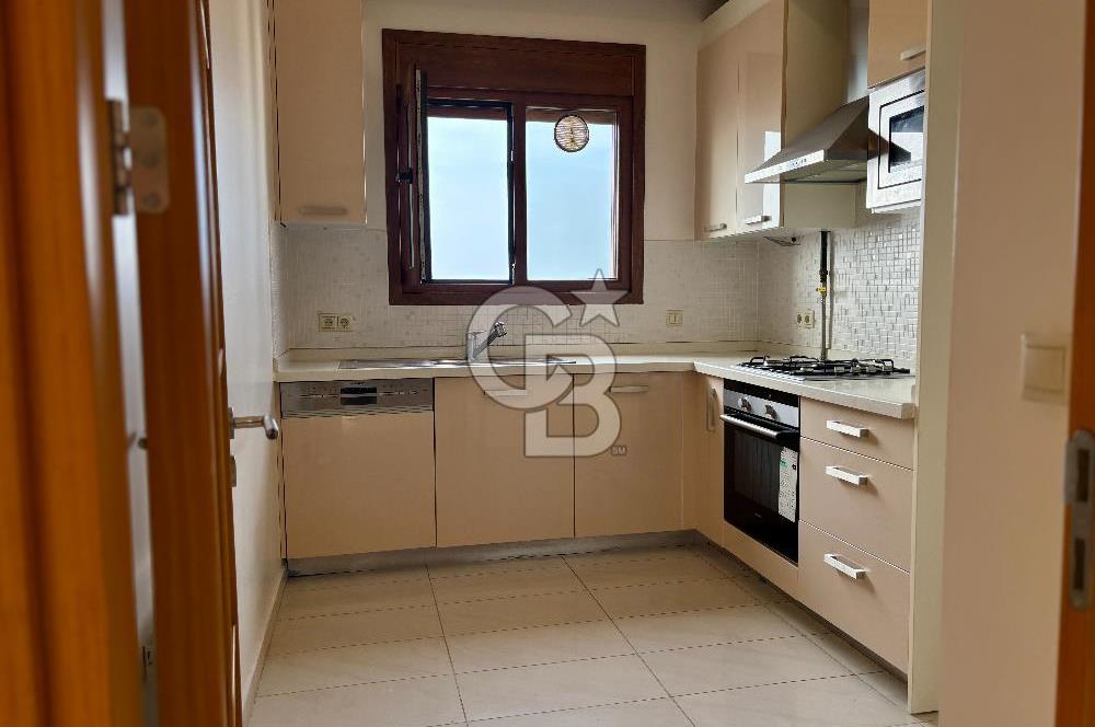 KADIKÖY CADDEBOSTAN 18 MART SK'TA FULL DENİZ MANZARALI 3+1 DAİRE