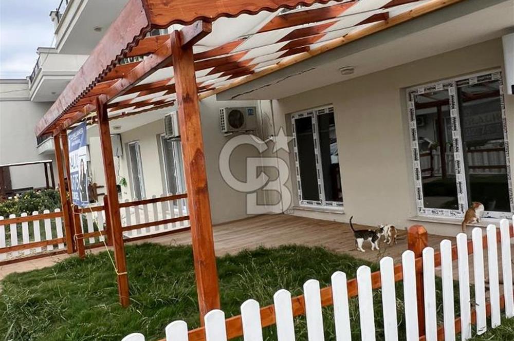 Foça Yenibağarası Havuzlu Sitede 2+1 Kiralık Bahçe Katı Daire