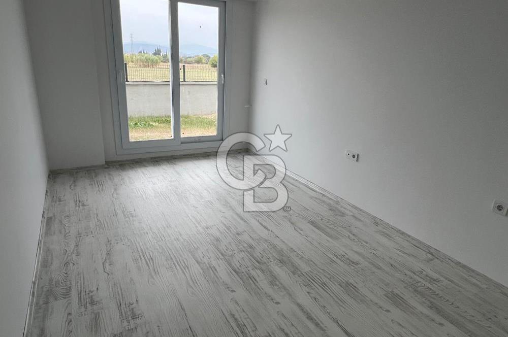 Foça Yenibağarası Havuzlu Sitede 2+1 Kiralık Bahçe Katı Daire