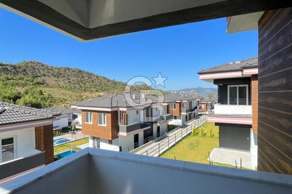 DALAMAN AKKAYA'DA BAHÇELİ, ORTAK HAVUZLU 3+1 VİLLA