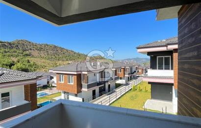 DALAMAN AKKAYA'DA BAHÇELİ, ORTAK HAVUZLU 3+1 VİLLA