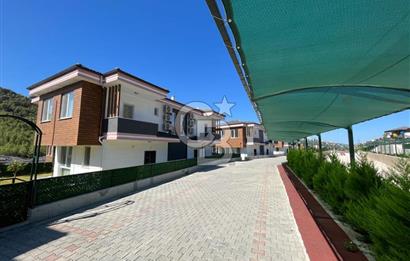 DALAMAN AKKAYA'DA BAHÇELİ, ORTAK HAVUZLU 3+1 VİLLA
