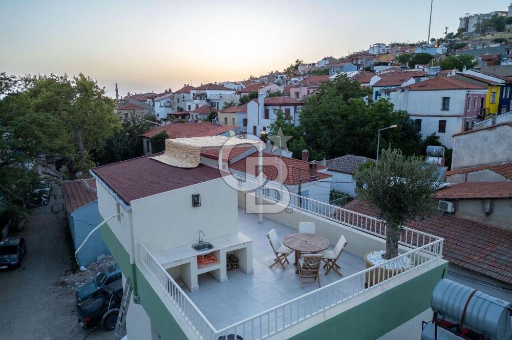 Ayvalık Merkezde Komple Yenilenmiş Müstakil 3+1 Taş Ev