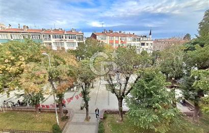 Satılık Bina. Büyük Saray Meydanında, Meydan Cepheli. Yatırım Fırsatı
