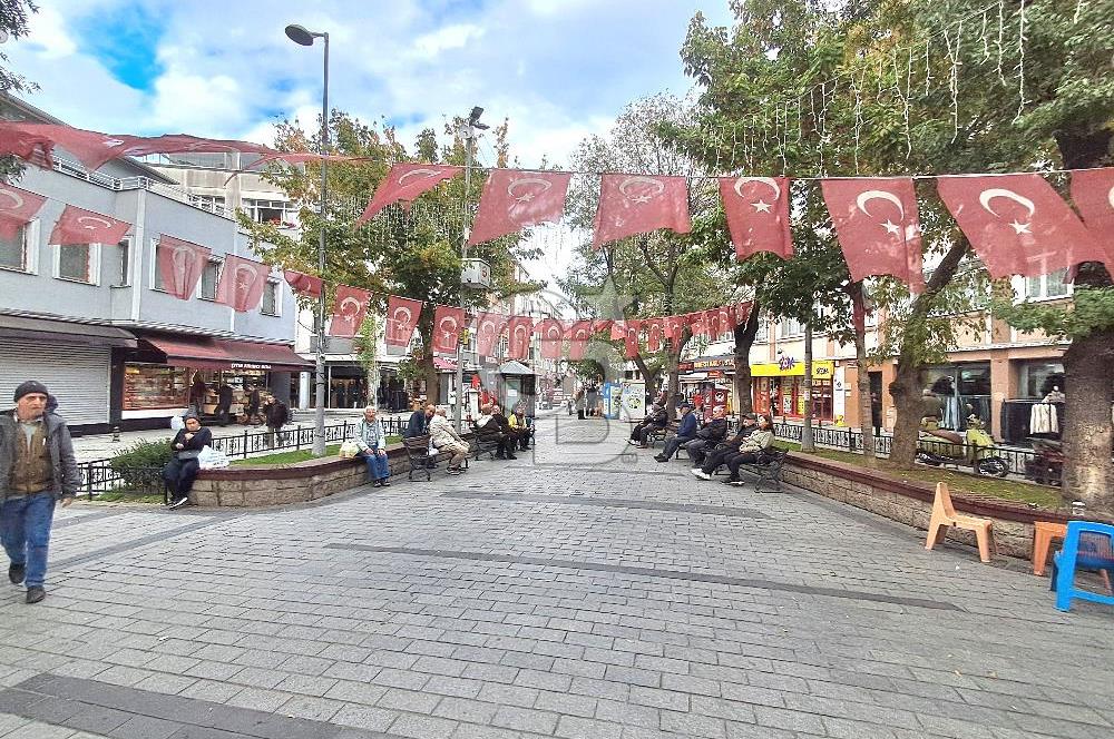 Satılık Bina. Büyük Saray Meydanında, Meydan Cepheli. Yatırım Fırsatı