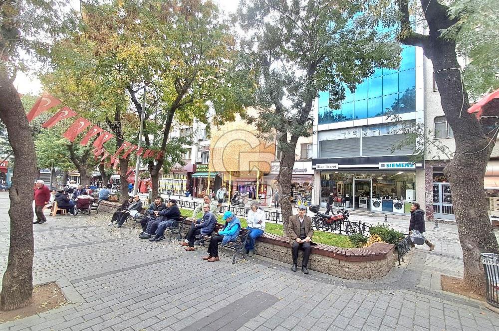Satılık Bina. Büyük Saray Meydanında, Meydan Cepheli. Yatırım Fırsatı