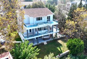 Urla Kalabak Çamlıbel Sitesi'nde Büyük Tip Bakımlı Villa Satılık