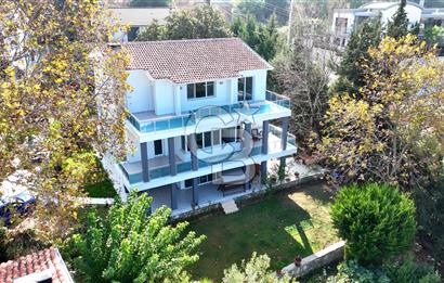 Urla Kalabak Çamlıbel Sitesi'nde Büyük Tip Bakımlı Villa Satılık