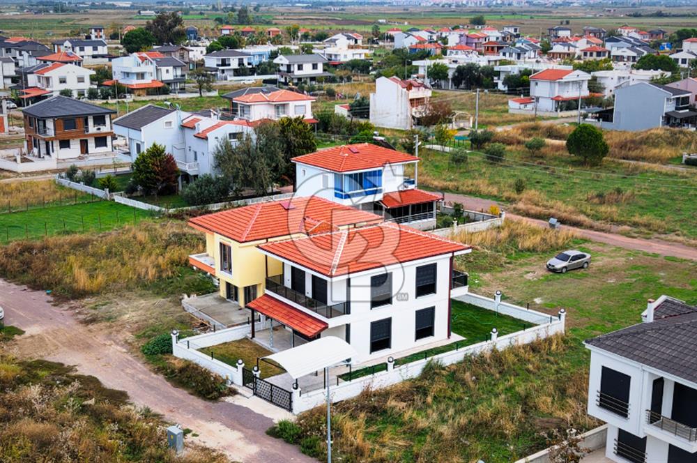 Ayvalık Altınova'da Denize Sıfır Müstakil Villa