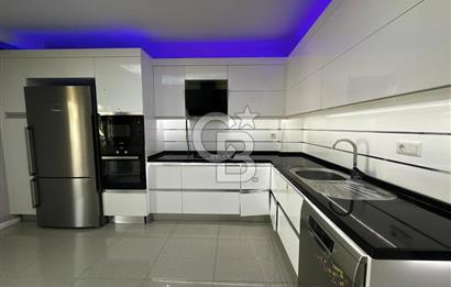 Karşıyaka'da Merkezi konumda 6+1 Satılık Lüks Daire