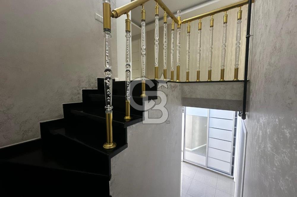 Karşıyaka'da Merkezi konumda 6+1 Satılık Lüks Daire