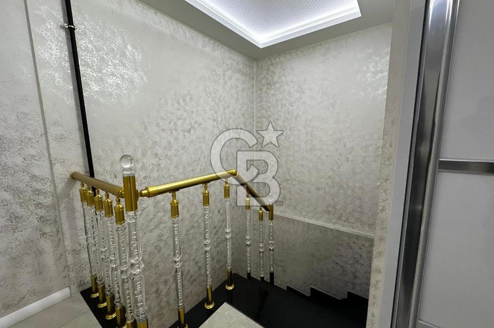 Karşıyaka'da Merkezi konumda 6+1 Satılık Lüks Daire