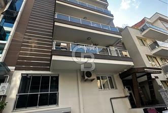 Karşıyaka'da Merkezi konumda 6+1 Satılık Lüks Daire